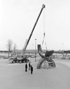 885132 Afbeelding van het plaatsen van het kunstwerk No. 45 van André Volten bij de ingang van de Jaarbeurs aan de ...